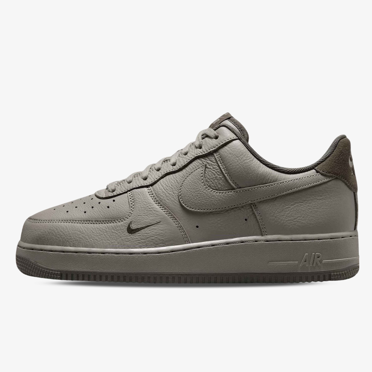 <center><b>NIKE AIR FORCE 1 07 LV8 ESS+</center></b>