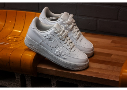 NIKE AIR FORCE 1 ‘07 SE: Clean base. Small details. Big energy